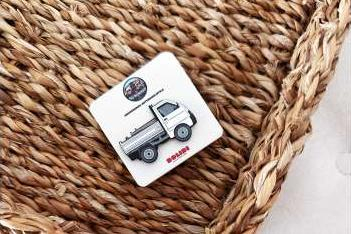 Значок Pin Piaggio Quargo Retronebbia Talkshow edition, white