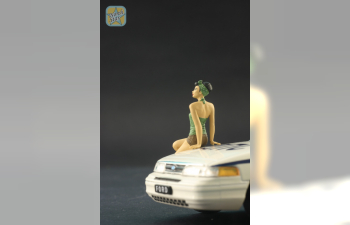 Фигурка "Девушка в зеленом сидит на капоте" (окрашена)