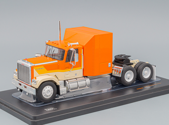 GMC General towing vehicle (1980), orange creme