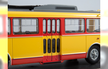 Троллейбус Skoda-9TR, красно-желтый
