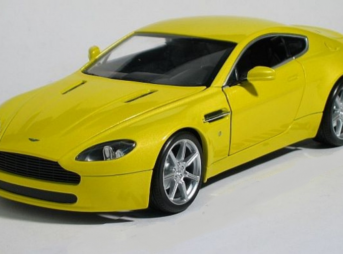 ASTON MARTIN V8 Vantage (2004), yellow metallic