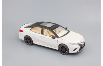 TOYOTA Camry Sport, белый