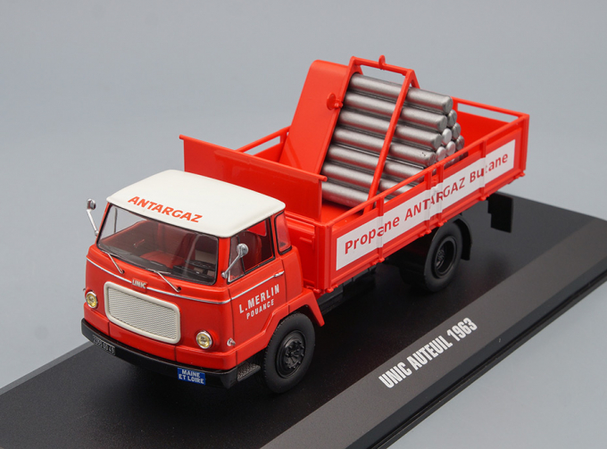 UNIC Auteuil Gas Transporter "ANTARGAZ" (1963), red