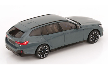 BMW i5 M60 Touring (2024), green metallic