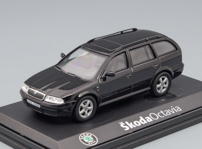 SKODA Octavia Combi (2000), black magic