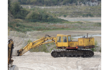 Сборная модель Экскаватор МТП-71А с составной стрелой и планировочным ковшом (широким)