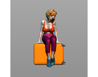 Фигура Девушка на чемодане, окрашенная