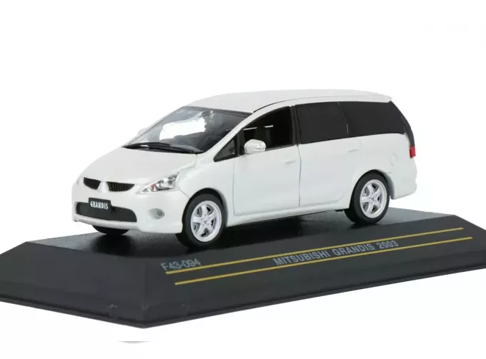 MITSUBISHI Grandis (2003), white
