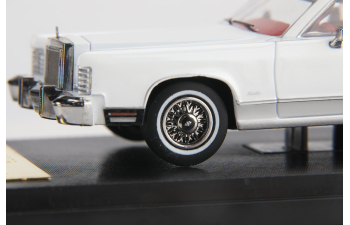 LINCOLN Continental Town Car (1979), white