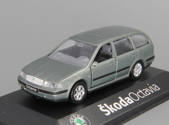 SKODA Octavia Combi, light green