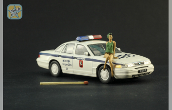 Фигурка "Девушка в зеленом сидит на капоте" (окрашена)