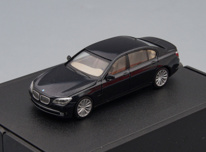 BMW 7er 750Li (F02), dark grey