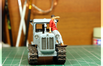 Тракторист Степан, красная рубашка