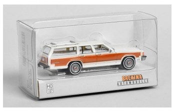 FORD LTD Country Squire (1979), light beige / wood decor