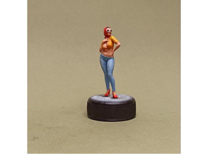 Фигура 0784 Дамочка в платке (окрашенная), цвет в ассортименте