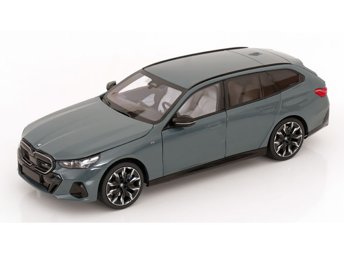 BMW i5 M60 Touring (2024), green metallic