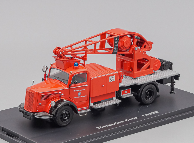 MERCEDES-BENZ L6600 Feuerwehr mit Drehleiter, red