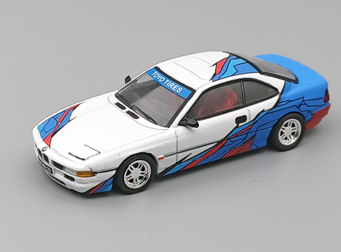 BMW 850 CSi (1992), white / blue / red