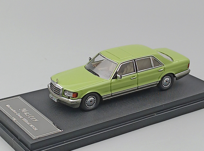 MERCEDES-BENZ 560SEL W126, green