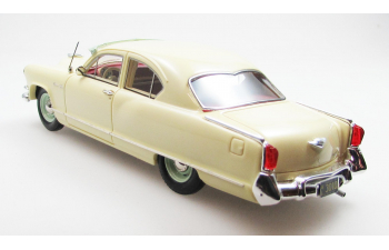 KAISER Deluxe 2х дверный седан (1953), белый