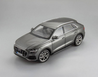 Audi Q8 (grey)