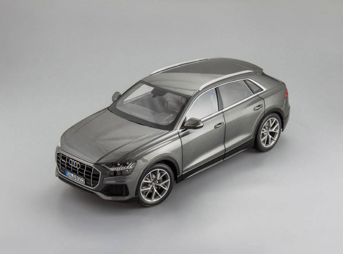 Audi Q8 (grey)