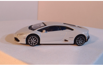 Lamborghini Huracan, white