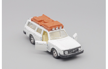 VOLVO 245 Estate 1979, white