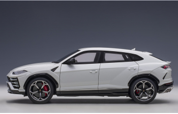 Lamborghini Urus белый