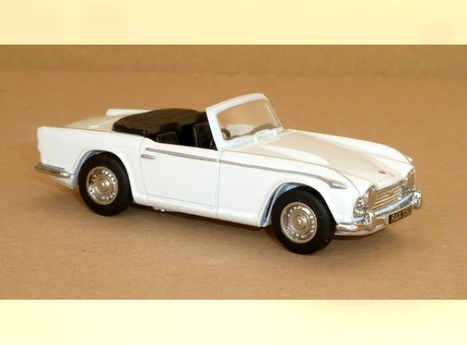 TRIUMPH TR4A-IRS (1965), white