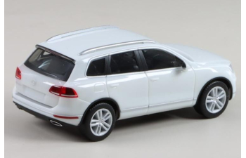 VOLKSWAGEN Touareg , white
