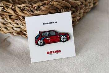 Значок Pin Lancia Delta *Tribute to Martini Livery*, red