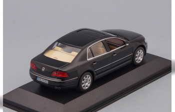 VOLKSWAGEN Phaeton (2002), black