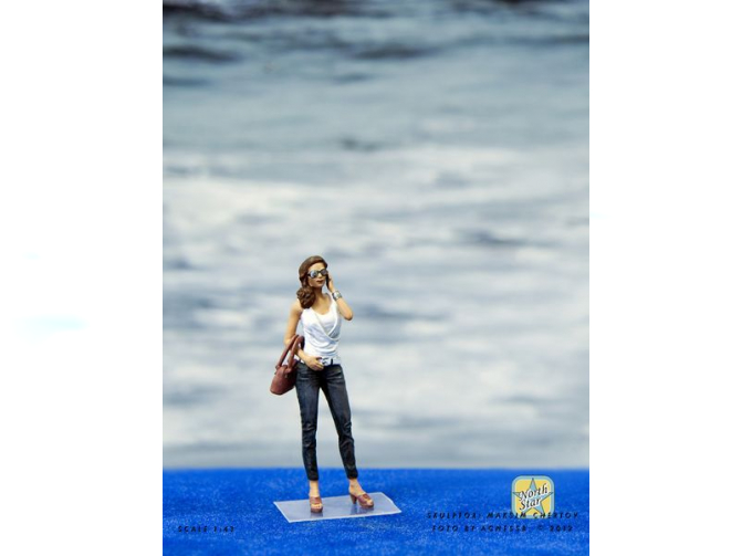 Фигурка девушки "Алло, дорогой, я не могу завеcти машину!" (окрашена)