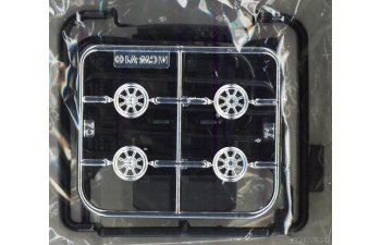 Сборная модель Nissan Skylline 2000 GT-R Custom Wheel (Red) 