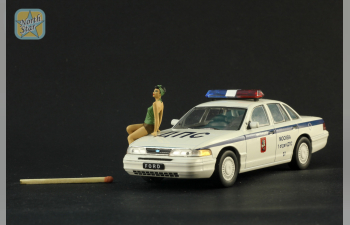 Фигурка "Девушка в зеленом сидит на капоте" (окрашена)