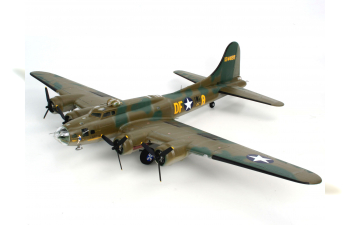 Сборная модель Американский бомбардировщик Boeing B-17F Flying Fortress "Memphis Belle"