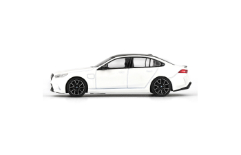 BMW M5 (G90), Alpine RHD (2025), white 