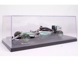 Витрина с черным основанием и прозрачной крышкой и обозначенной стартовой позицией