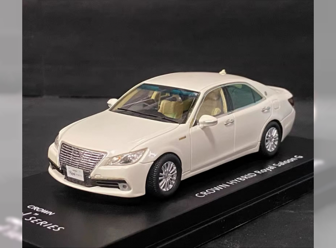 TOYOTA Crown Hybrid Royal Saloon S210 (2012), white pearl crystal shine