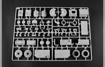 Сборная модель Немецкий танк Pz.Kpfw.VI Sd.Kfz.182 Tiger II (ранний выпуск Porsche Fgst.Nr.280009)