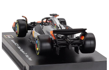 McLAREN F1 Mcl39 Team Mclaren №81 2nd Silverstone British Gp (2025) Oscar Piastri - With Pilot And Showcase, Orange Chrome Black