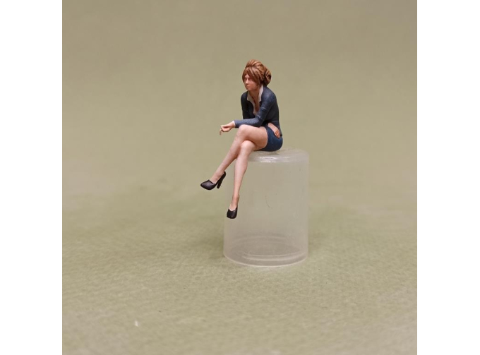 Фигура 0869 Секретарша на перекуре, окрашенная (цвет в ассортименте)