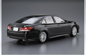 Сборная модель Toyota Crown Hybrid Royalsaloon GRS210 (Precious BlackPearl)