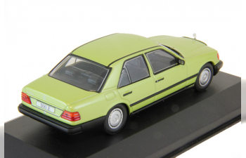 MERCEDES-BENZ 300E (1984), light green