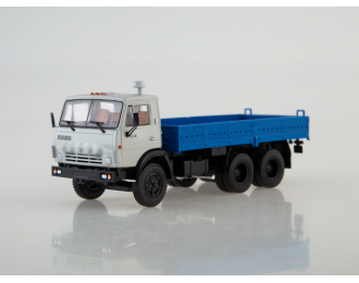 Камский грузовик 5320 бортовой, серый / синий