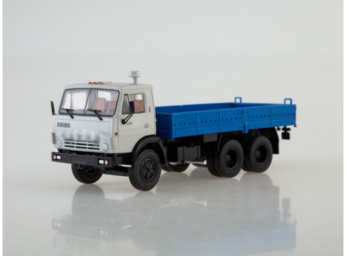 Камский грузовик 5320 бортовой, серый / синий