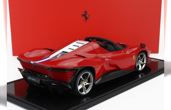 FERRARI Daytona Sp3 Serie Icona Open Roof (2022) - Con Vetrina - With Showcase, Rosso Corsa - Red
