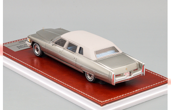 CADILLAC Fleetwood 75 Limousine 1976, silver