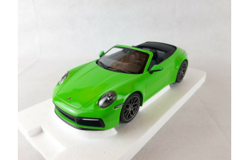 Porsche 911 (992) Carrera 4S lizard green